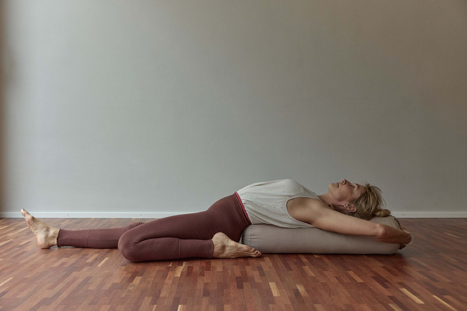 Alexandra Hunziker beim Yoga im Studio