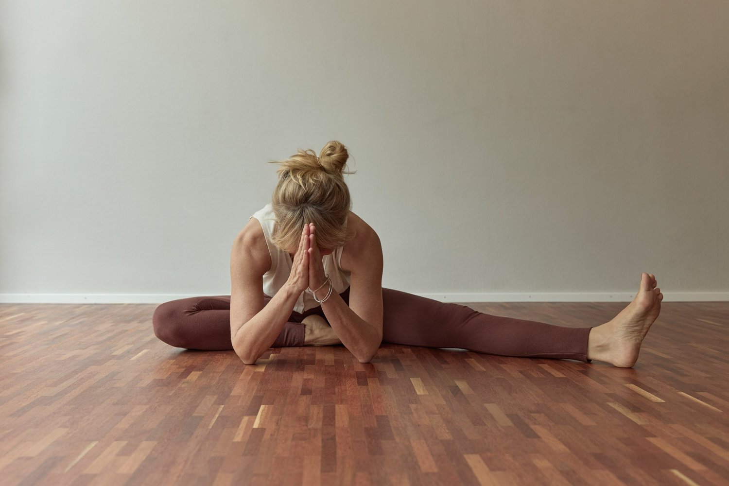 Yogaraum mit Matten und ruhiger Atmosphäre